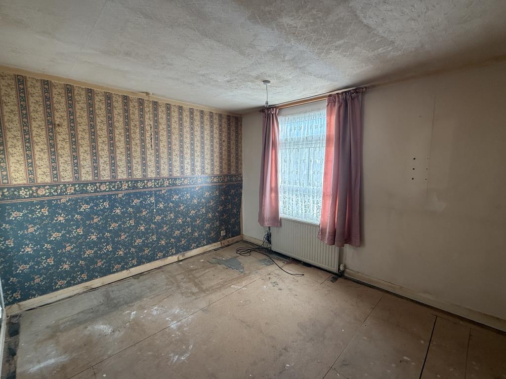 Lot: 35 - HOUSE IN NEED OF IMPROVEMENT - Bedroom 1 in House in Need of Improvement